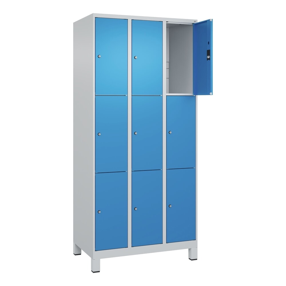 N° de l'image du produit 1 : C+P Schließfachschrank Classic PLUS, Füße, 3 Abteile, HxBxT 1.950 x 900 x 500 mm, lichtgrau, lichtblau, 9 Fächer, Zylinderschloss
