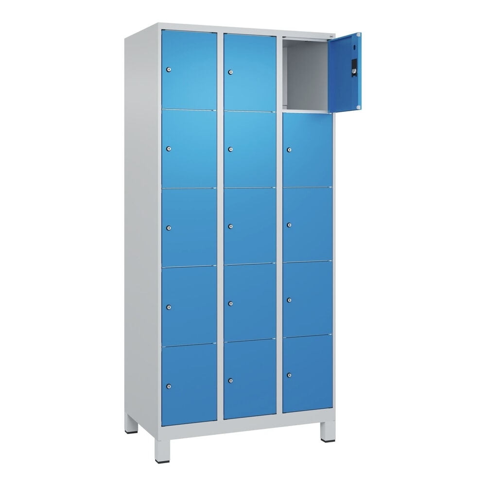 N° de l'image du produit 1 : C+P Schließfachschrank Classic PLUS, Füße, 3 Abteile, HxBxT 1.950 x 900 x 500 mm, lichtgrau, lichtblau, 15 Fächer, Zylinderschloss