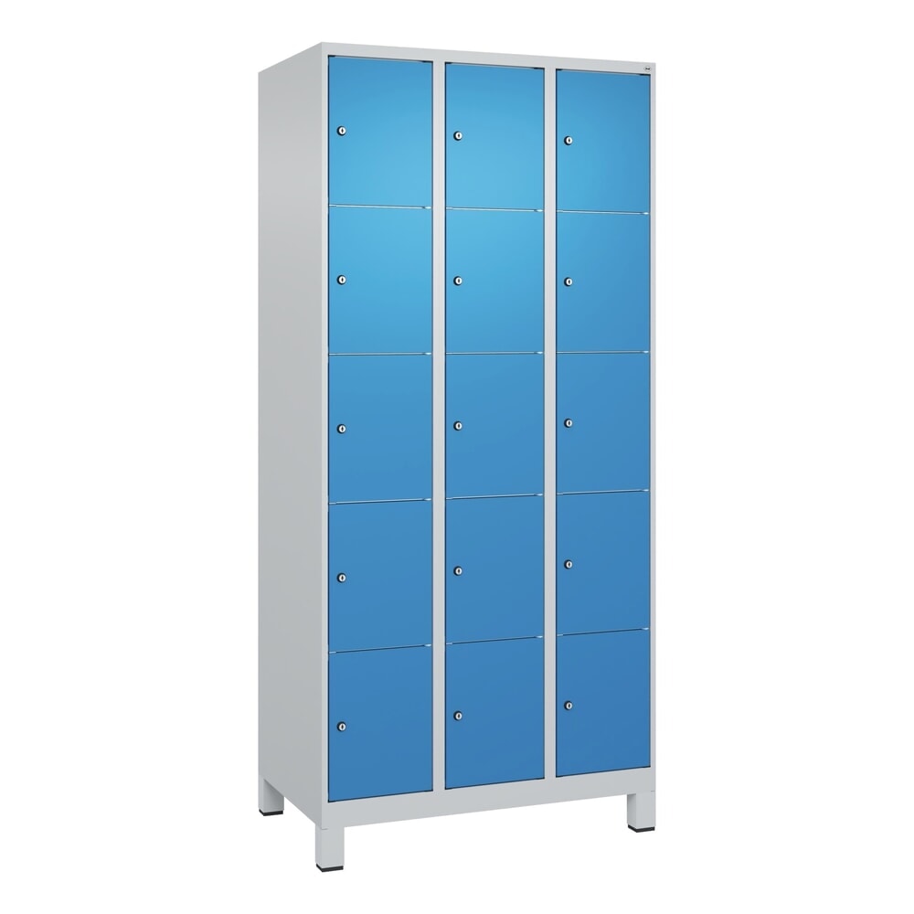 N° de l'image du produit 9 : C+P Schließfachschrank Classic PLUS, Füße, 3 Abteile, HxBxT 1.950 x 900 x 500 mm, lichtgrau, lichtblau, 15 Fächer, Zylinderschloss