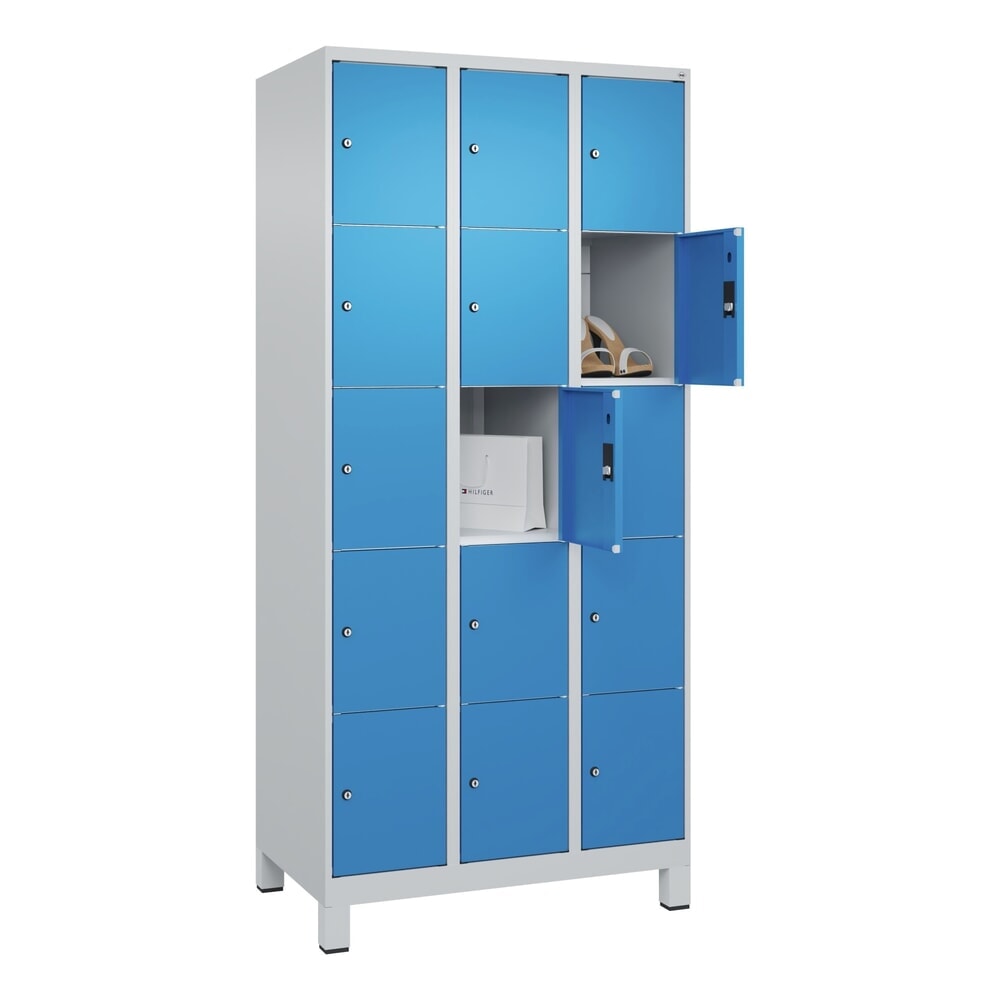N° de l'image du produit 10 : C+P Schließfachschrank Classic PLUS, Füße, 3 Abteile, HxBxT 1.950 x 900 x 500 mm, lichtgrau, lichtblau, 15 Fächer, Zylinderschloss