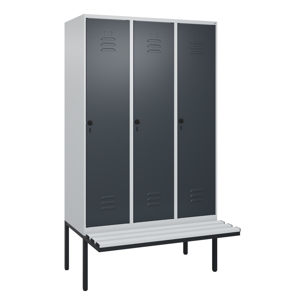 Illustration du produit: C+P Spind Classic PLUS, 3 Abteile, HxBxT 2.120 x 1.200 x 815 mm, für Vorhängeschloss, auskragende Bank aus Kunststoff, lichtgrau, anthrazitgrau
