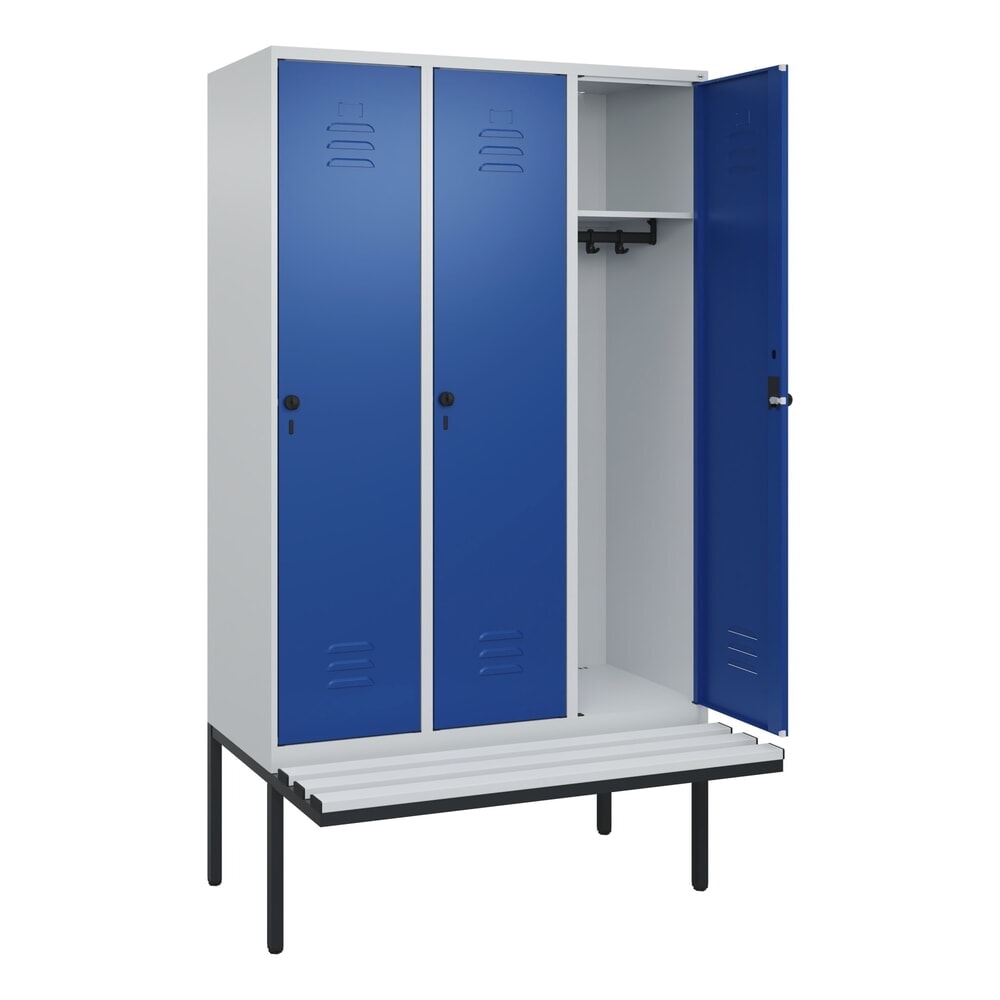 Produktabbildung: C+P Spind Classic PLUS, 3 Abteile, HxBxT 2.120 x 1.200 x 815 mm, für Vorhängeschloss, auskragende Bank aus Kunststoff, lichtgrau, enzianblau