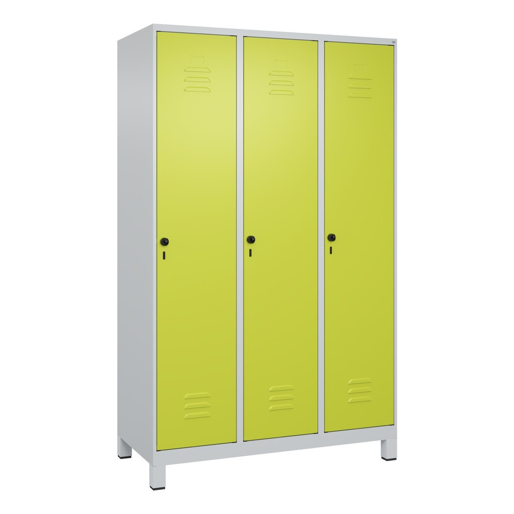 Illustration du produit: C+P Spind Classic PLUS, Füße, 3 Abteile, HxBxT 1.950 x 1.200 x 500 mm, lichtgrau, clowngrün, für Vorhängeschloss, mit Mitteltrennwand