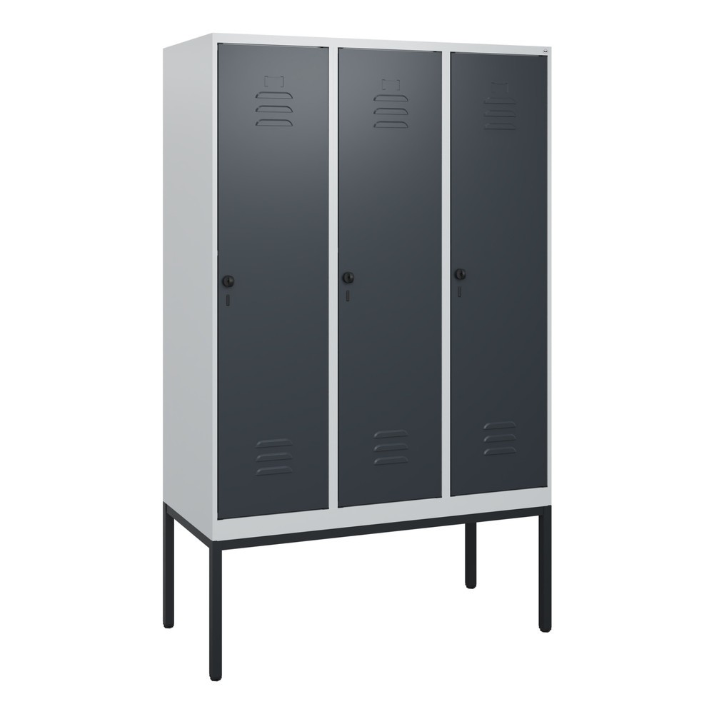 Produktabbildung: C+P Spind Classic PLUS, Gestell, 3 Abteile, HxBxT 1.950 x 1.200 x 500 mm, lichtgrau, anthrazitgrau, für Vorhängeschloss, ohne Mitteltrennwand