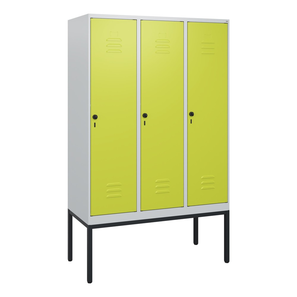 Produktabbildung: C+P Spind Classic PLUS, Gestell, 3 Abteile, HxBxT 1.950 x 1.200 x 500 mm, lichtgrau, clowngrün, für Vorhängeschloss, ohne Mitteltrennwand