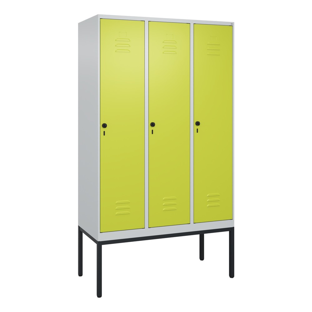 Illustration du produit: C+P Spind Classic PLUS, Gestell, 3 Abteile, HxBxT 2.120 x 1.200 x 500 mm, lichtgrau, clowngrün, für Vorhängeschloss, ohne Mitteltrennwand