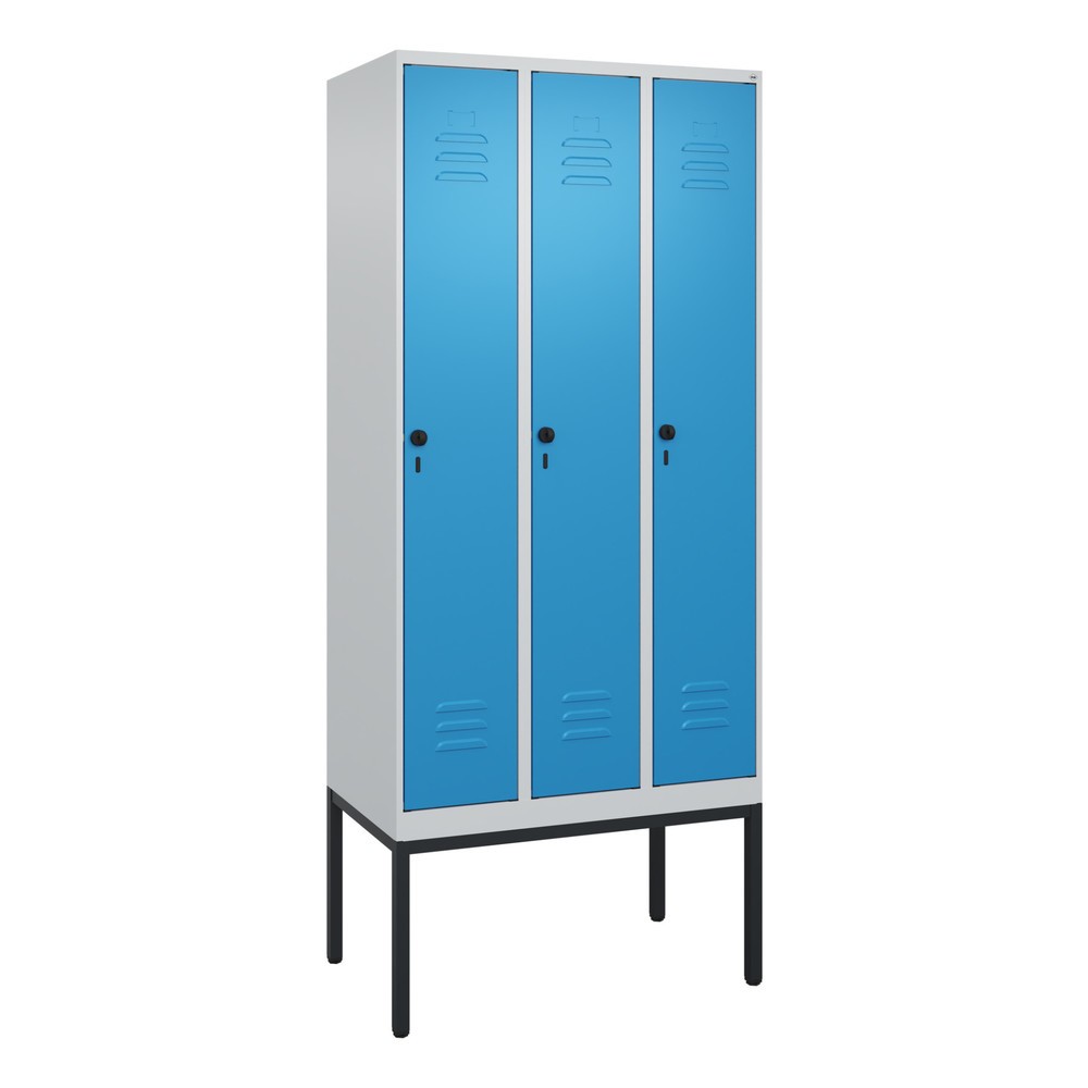Produktabbildung: C+P Spind Classic PLUS, Gestell, 3 Abteile, HxBxT 2.120 x 900 x 500 mm, lichtgrau, lichtblau, für Vorhängeschloss, ohne Mitteltrennwand
