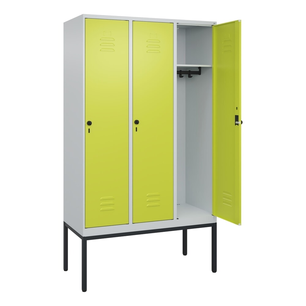 Illustration du produit: C+P Spind Classic PLUS, Gestell, 3 Abteile, HxBxT 2.120 x 1.200 x 500 mm, lichtgrau, clowngrün, für Vorhängeschloss, ohne Mitteltrennwand