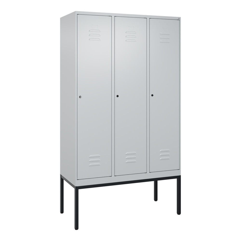 Illustration du produit: C+P Spind Classic PLUS, Gestell, 3 Abteile, HxBxT 2.120 x 1.200 x 500 mm, lichtgrau, lichtgrau, Zylinderschloss, mit Mitteltrennwand