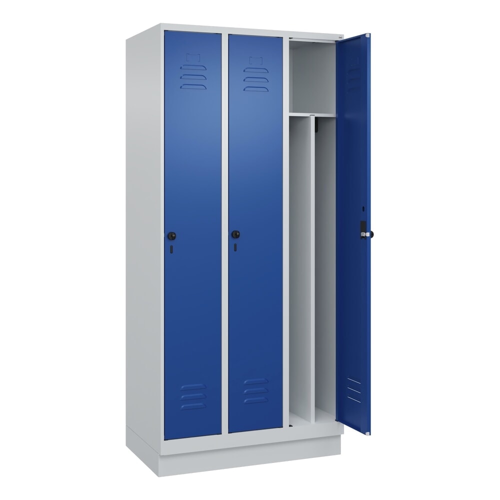 C+P Spind Classic PLUS, Sockel, 3 Abteile, HxBxT 1.950 x 900 x 500 mm, lichtgrau, enzianblau, für Vorhängeschloss, mit Mitteltrennwand Produktabbildung: C+P Spind Classic PLUS, Sockel, 3 Abteile, HxBxT 1.950 x 900 x 500 mm, lichtgrau, enzianblau, für Vorhängeschloss, mit Mitteltrennwand
