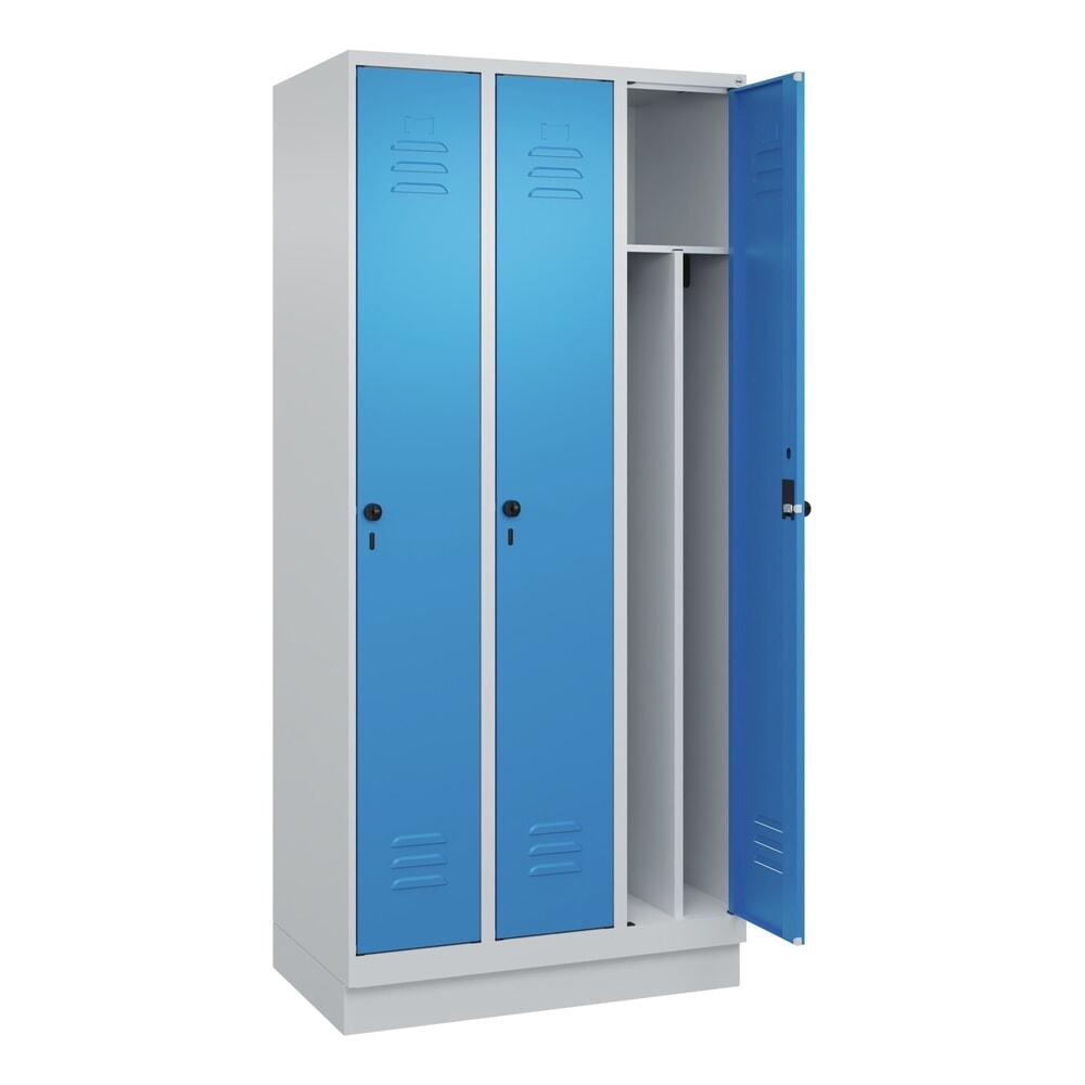 C+P Spind Classic PLUS, Sockel, 3 Abteile, HxBxT 1.950 x 900 x 500 mm, lichtgrau, lichtblau, für Vorhängeschloss, mit Mitteltrennwand Produktabbildung: C+P Spind Classic PLUS, Sockel, 3 Abteile, HxBxT 1.950 x 900 x 500 mm, lichtgrau, lichtblau, für Vorhängeschloss, mit Mitteltrennwand