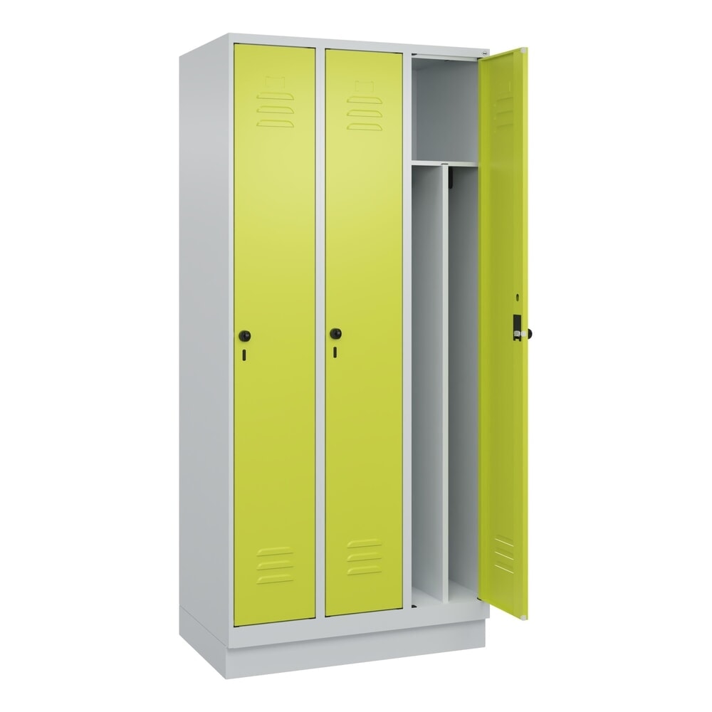 C+P Spind Classic PLUS, Sockel, 3 Abteile, HxBxT 1.950 x 900 x 500 mm, lichtgrau, clowngrün, für Vorhängeschloss, mit Mitteltrennwand Produktabbildung: C+P Spind Classic PLUS, Sockel, 3 Abteile, HxBxT 1.950 x 900 x 500 mm, lichtgrau, clowngrün, für Vorhängeschloss, mit Mitteltrennwand