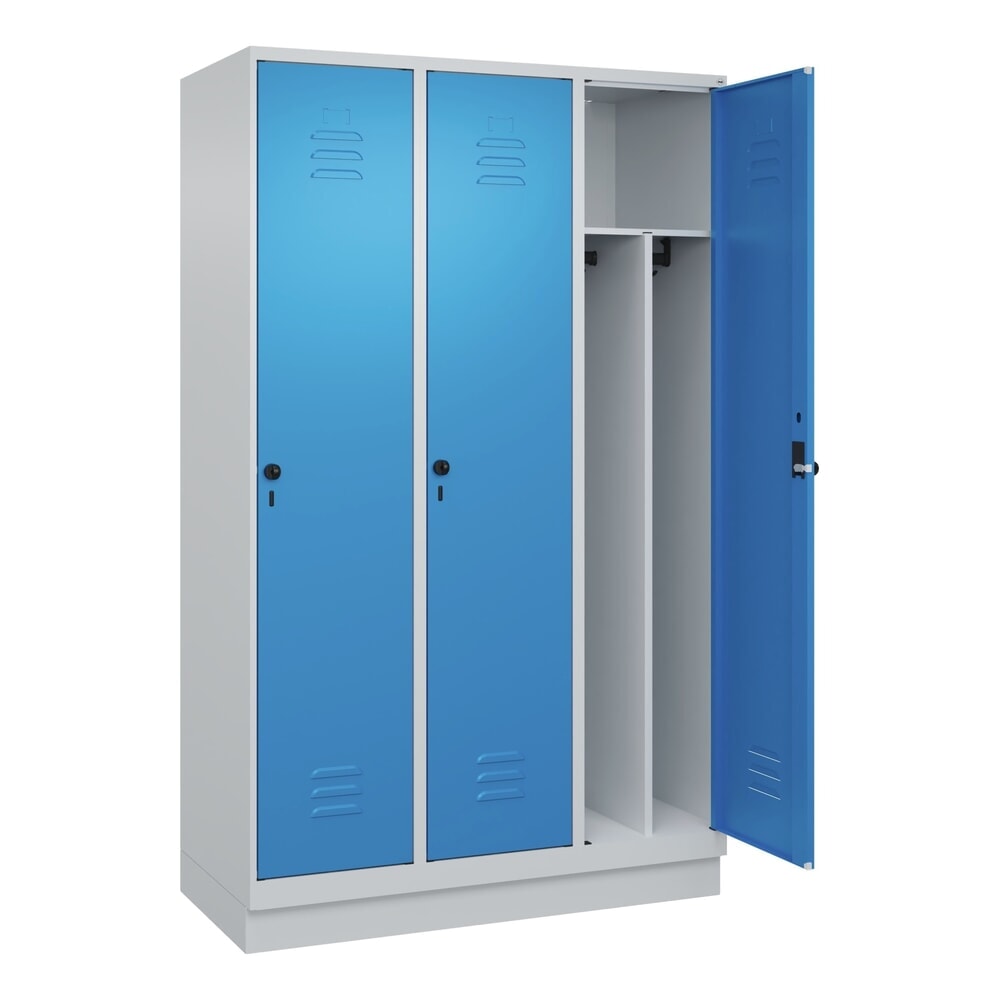 Illustration du produit: C+P Spind Classic PLUS, Sockel, 3 Abteile, HxBxT 1.950 x 1.200 x 500 mm, lichtgrau, lichtblau, für Vorhängeschloss, mit Mitteltrennwand