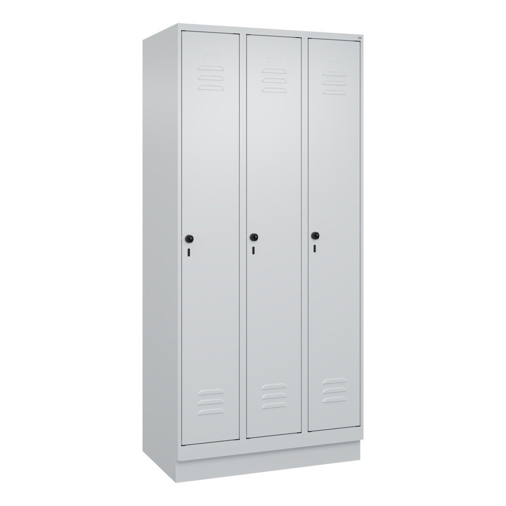 Illustration du produit: C+P Spind Classic PLUS, Sockel, 3 Abteile, HxBxT 1.950 x 900 x 500 mm, lichtgrau, lichtgrau, für Vorhängeschloss, ohne Mitteltrennwand