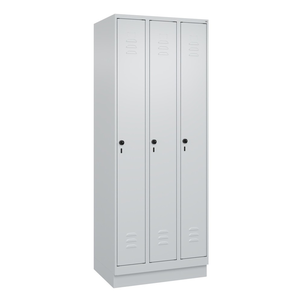 Produktabbildung: C+P Spind Classic PLUS, Sockel, 3 Abteile, HxBxT 1.950 x 750 x 500 mm, lichtgrau, lichtgrau, für Vorhängeschloss, ohne Mitteltrennwand