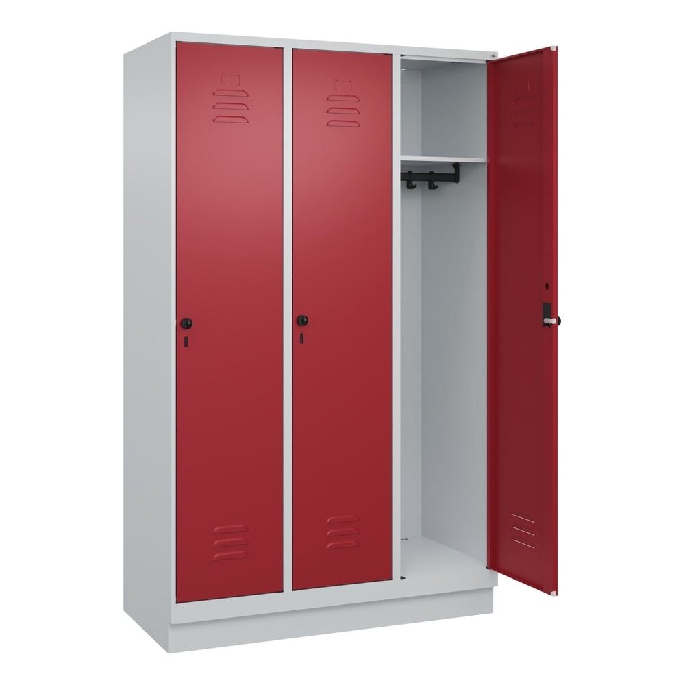 Produktabbildung: C+P Spind Classic PLUS, Sockel, 3 Abteile, HxBxT 1.950 x 1.200 x 500 mm, lichtgrau, rubinrot, für Vorhängeschloss, ohne Mitteltrennwand