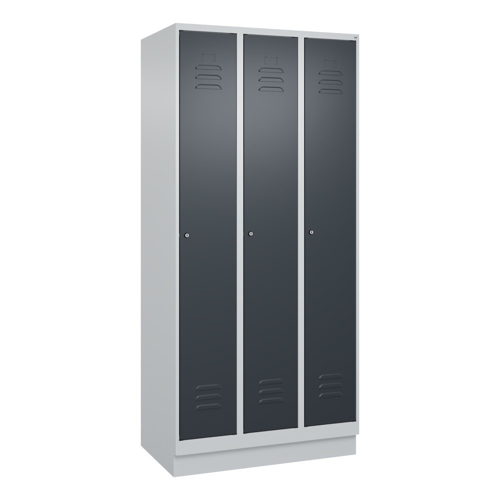Produktabbildung: C+P Spind Classic PLUS, Sockel, 3 Abteile, HxBxT 1.950 x 900 x 500 mm, lichtgrau, anthrazitgrau, Zylinderschloss, mit Mitteltrennwand