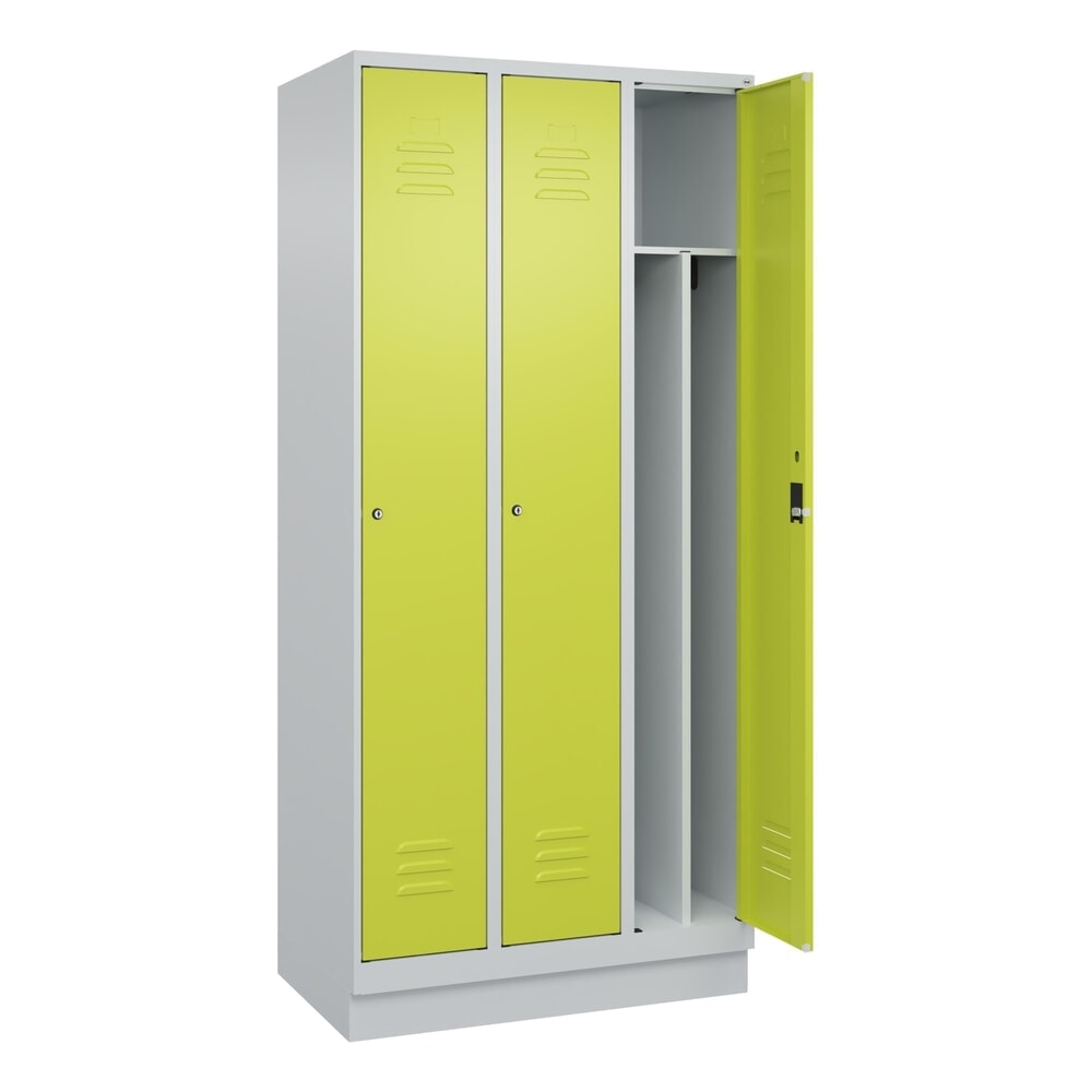 C+P Spind Classic PLUS, Sockel, 3 Abteile, HxBxT 1.950 x 900 x 500 mm, lichtgrau, clowngrün, Zylinderschloss, mit Mitteltrennwand Produktabbildung: C+P Spind Classic PLUS, Sockel, 3 Abteile, HxBxT 1.950 x 900 x 500 mm, lichtgrau, clowngrün, Zylinderschloss, mit Mitteltrennwand