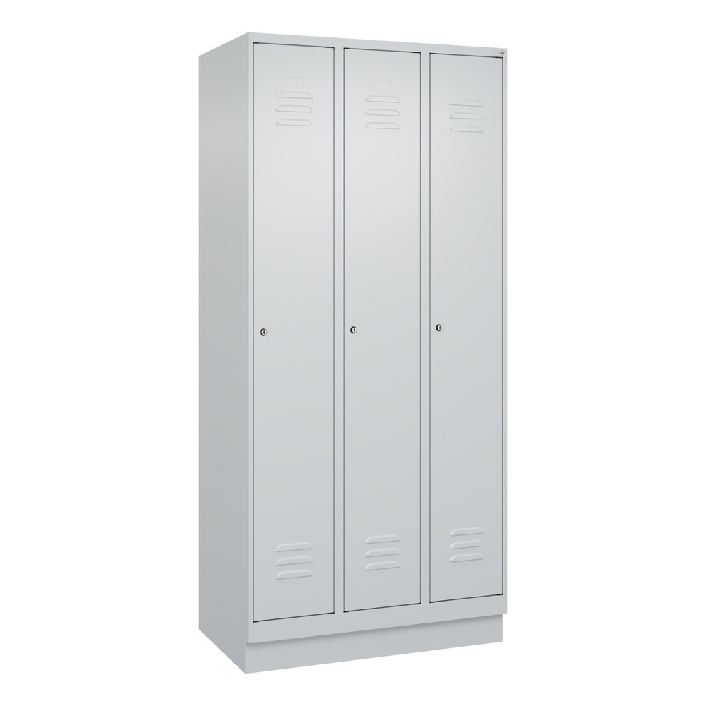 Illustration du produit: C+P Spind Classic PLUS, Sockel, 3 Abteile, HxBxT 1.950 x 900 x 500 mm, lichtgrau, lichtgrau, Zylinderschloss, ohne Mitteltrennwand
