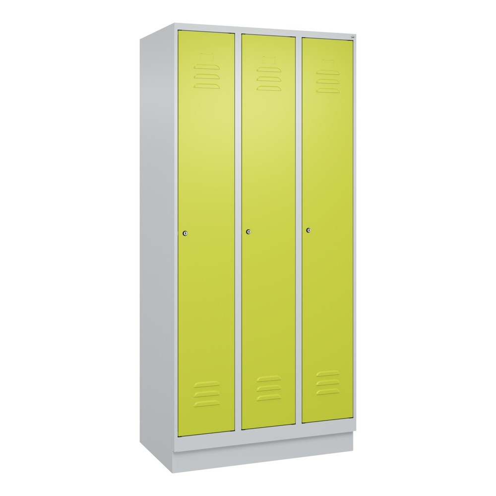 Illustration du produit: C+P Spind Classic PLUS, Sockel, 3 Abteile, HxBxT 1.950 x 900 x 500 mm, lichtgrau, clowngrün, Zylinderschloss, ohne Mitteltrennwand