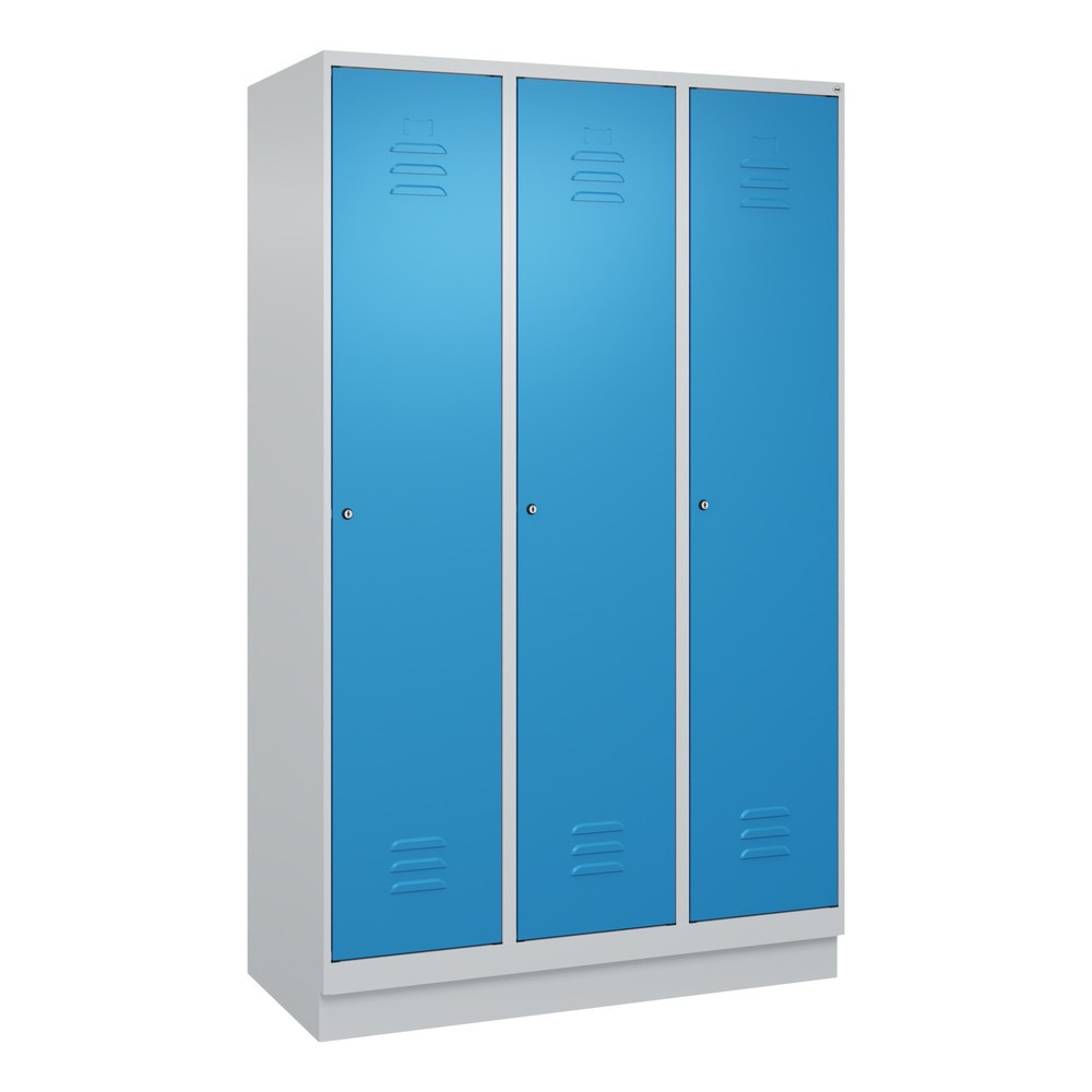 Illustration du produit: C+P Spind Classic PLUS, Sockel, 3 Abteile, HxBxT 1.950 x 1.200 x 500 mm, lichtgrau, lichtblau, Zylinderschloss, ohne Mitteltrennwand