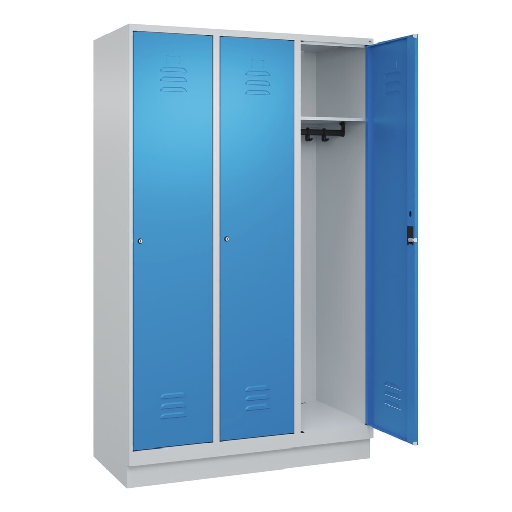 N° de l'image du produit 1 : C+P Spind Classic PLUS, Sockel, 3 Abteile, HxBxT 1.950 x 1.200 x 500 mm, lichtgrau, lichtblau, Zylinderschloss, ohne Mitteltrennwand