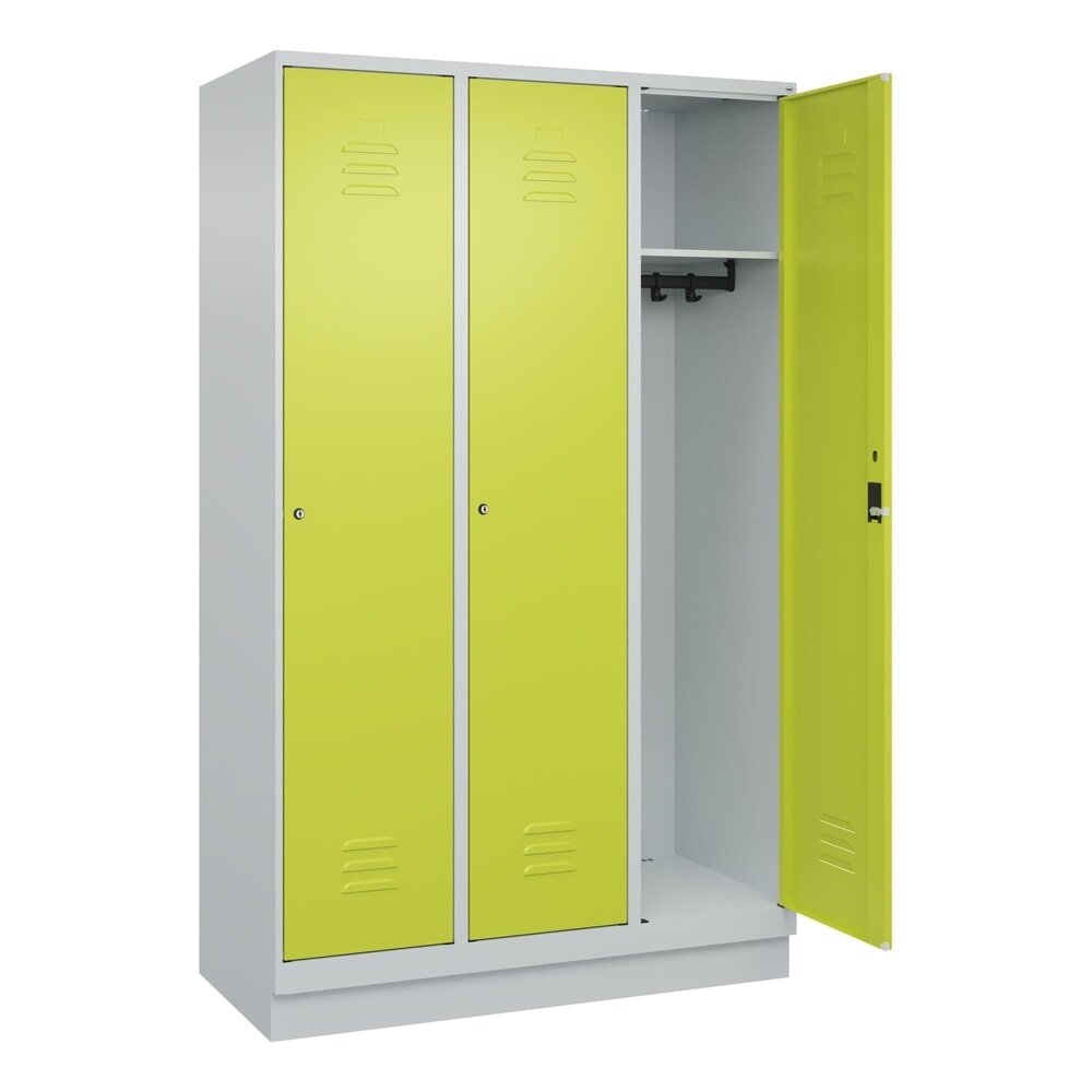Illustration du produit: C+P Spind Classic PLUS, Sockel, 3 Abteile, HxBxT 1.950 x 1.200 x 500 mm, lichtgrau, clowngrün, Zylinderschloss, ohne Mitteltrennwand