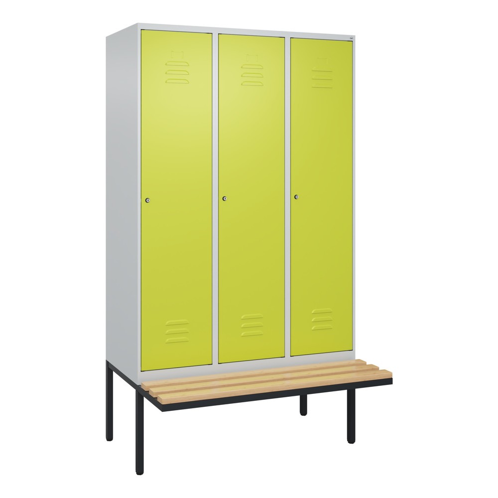 Illustration du produit: C+P Spind Classic PLUS, 3 Abteile, HxBxT 2.120 x 1.200 x 815 mm, Zylinderschloss, auskragende Bank aus Buche, lichtgrau, clowngrün