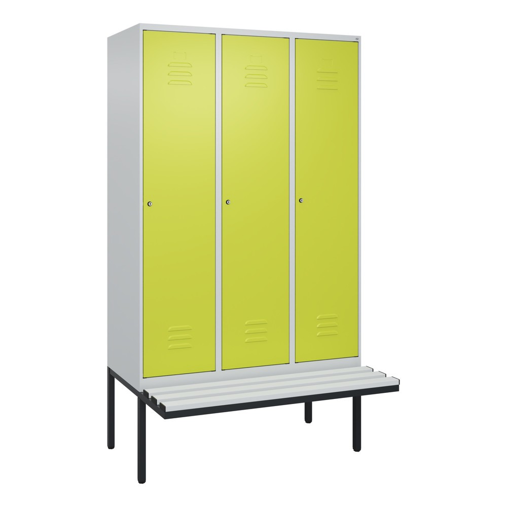 Illustration du produit: C+P Spind Classic PLUS, 3 Abteile, Trennwand, HxBxT 2.120 x 1.200 x 815 mm, Zylinderschloss, auskragende Bank aus Kunststoff, lichtgrau, clowngrün