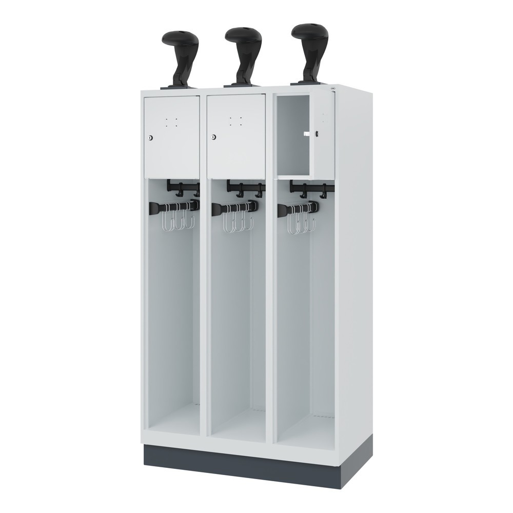Illustration du produit: C+P Vestiaire pompier YOUNGSTER, socle, 3 compartiments, HxlxP 1 530 x 900 x 500 mm, gris clair, avec support de casque