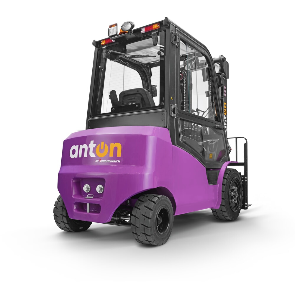 N° de l'image du produit 2 : Chariot élévateur électrique AntOn par Jungheinrich CBH 2.5 avec mât télescopique triple, hauteur de levage 4 800 mm, capacité de charge 2 500 kg, cabine intempéries Comfort, y compris chargeur externe 80 V, 60 A, CEE, 5 broches