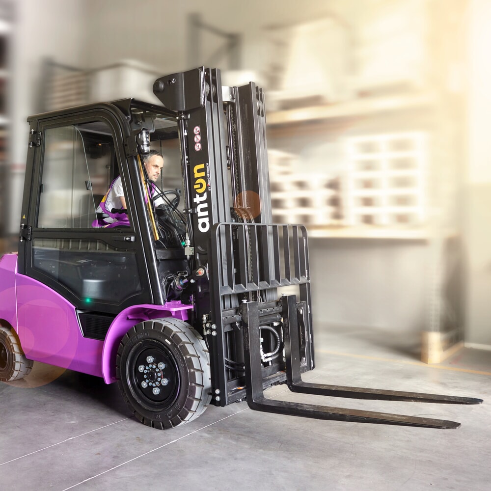 N° de l'image du produit 10 : Chariot élévateur électrique AntOn par Jungheinrich CBH 2.5 avec mât télescopique triple, hauteur de levage 4 800 mm, capacité de charge 2 500 kg, cabine intempéries Comfort, y compris chargeur externe 80 V, 60 A, CEE, 5 broches