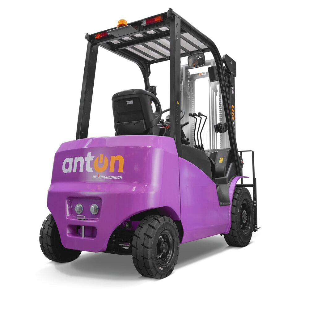 N° de l'image du produit 2 : Chariot élévateur électrique AntOn par Jungheinrich CBH 2.5 avec mât télescopique triple, hauteur de levage 4 800 mm, capacité de charge 2 500 kg, cabine intempéries ECO, y compris chargeur externe 80 V, 60 A, CEE, 5 broches