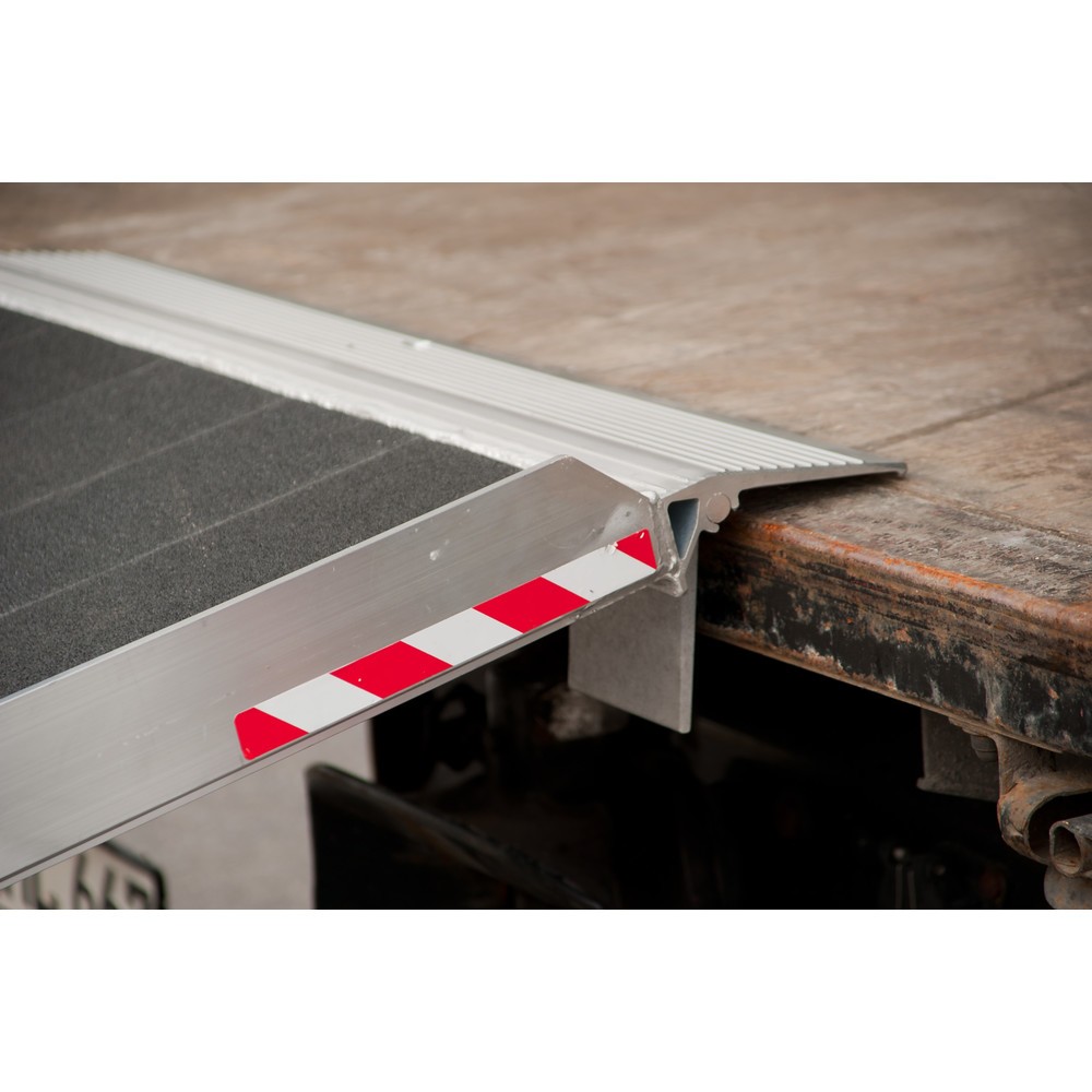 Produktabbildung Nr. 3: Altec Auffahrrampe, Event Schiene für Roll-Cases, abrieb-und rutschfester Belag , LxB 2.975 x 900 mm, Höhendifferenz 460-890 mm