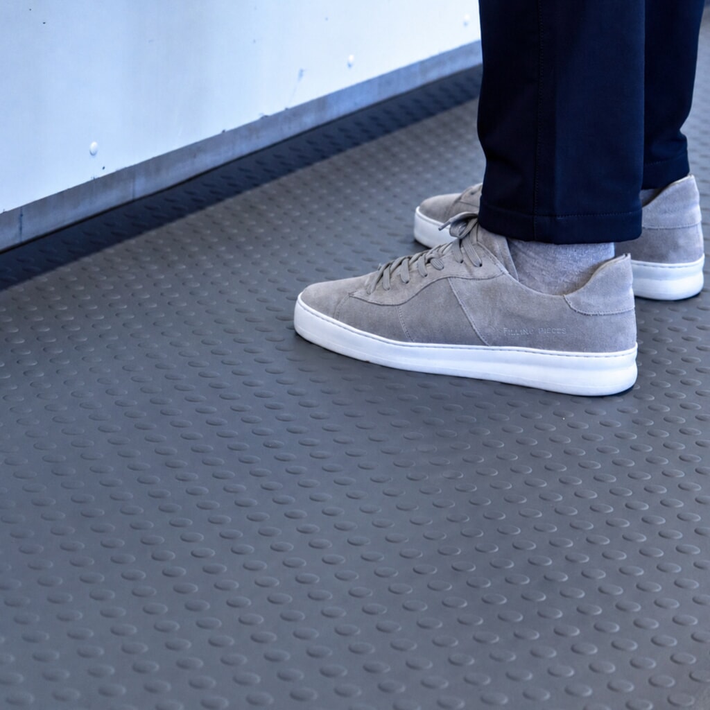 REBOURNE® Anti-Ermüdungsmatte W2, für Standzeit bis 8 Stunden, Noppen, grau, BxL 900 mm x 2000 mm Produktabbildung Nr. 3: REBOURNE® Anti-Ermüdungsmatte W2, für Standzeit bis 8 Stunden, Noppen, grau, BxL 900 mm x 2000 mm
