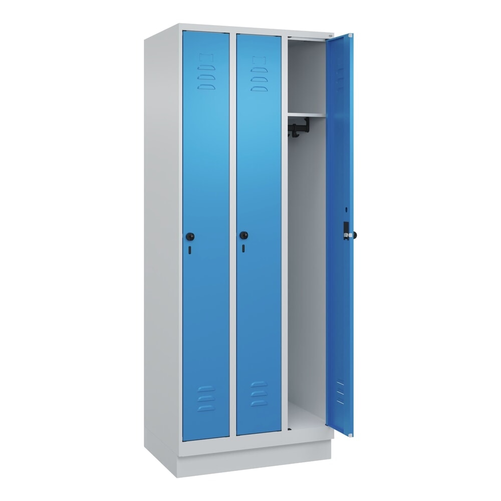 Produktabbildung: C+P Spind Classic PLUS, Sockel, 3 Abteile, HxBxT 1.950 x 750 x 500 mm, lichtgrau, lichtblau, für Vorhängeschloss, ohne Mitteltrennwand