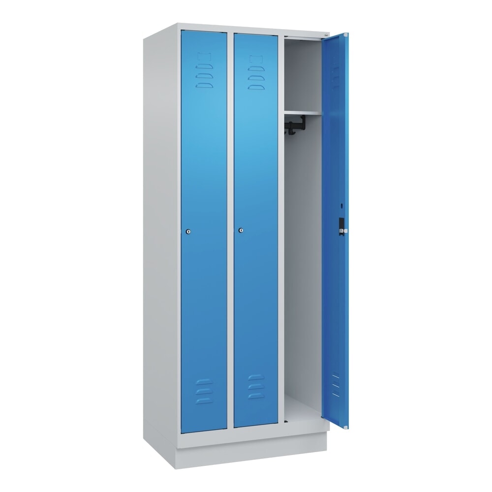 Produktabbildung: C+P Spind Classic PLUS, Sockel, 3 Abteile, HxBxT 1.950 x 750 x 500 mm, lichtgrau, lichtblau, Zylinderschloss, ohne Mitteltrennwand
