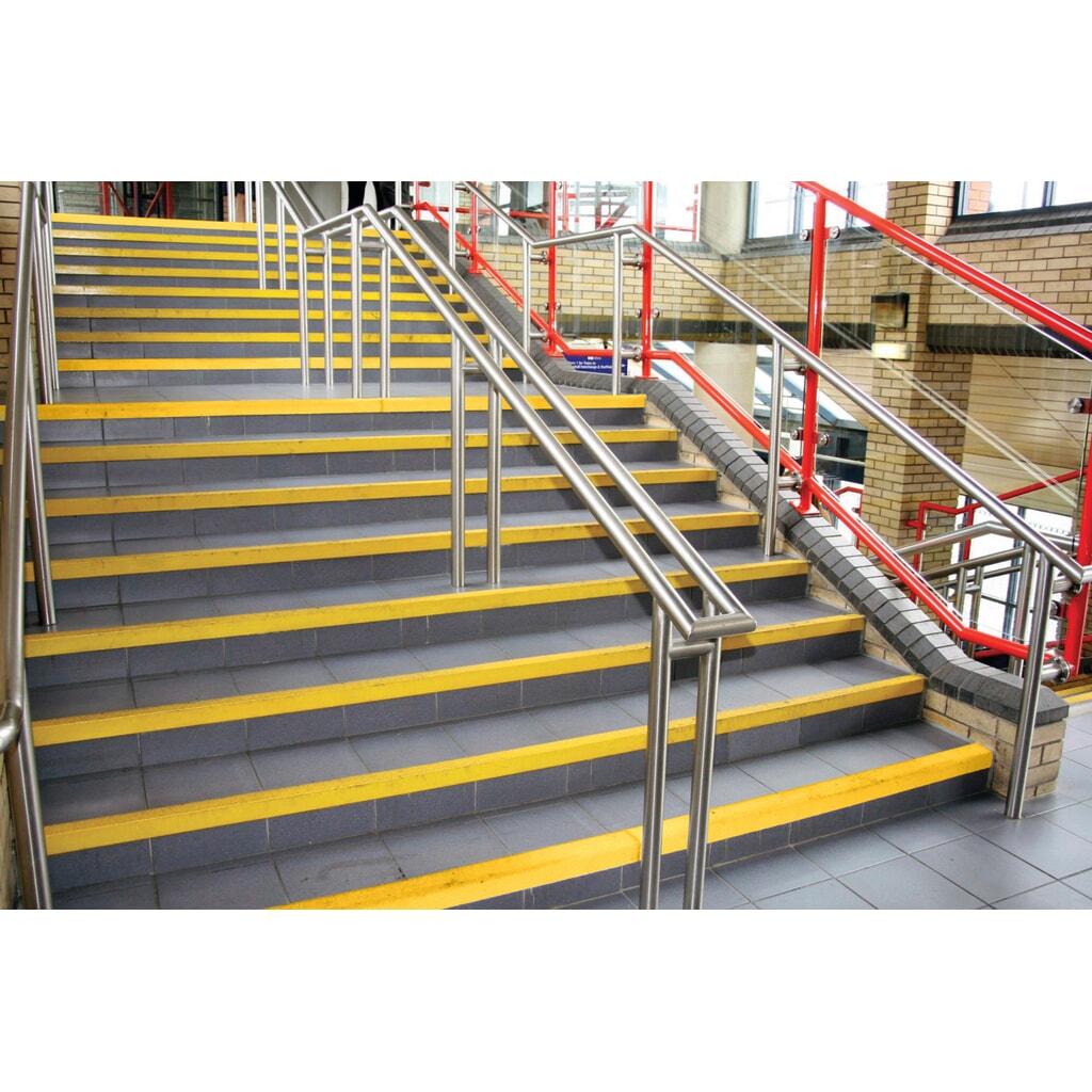 COBA Antirutsch-Treppenkantenprofil COBAGRiP® Stair Nosing, HxBxL 5,5 x 1.000 x 55 mm, gelb Produktabbildung Nr. 3: COBA Antirutsch-Treppenkantenprofil COBAGRiP® Stair Nosing, HxBxL 5,5 x 1.000 x 55 mm, gelb