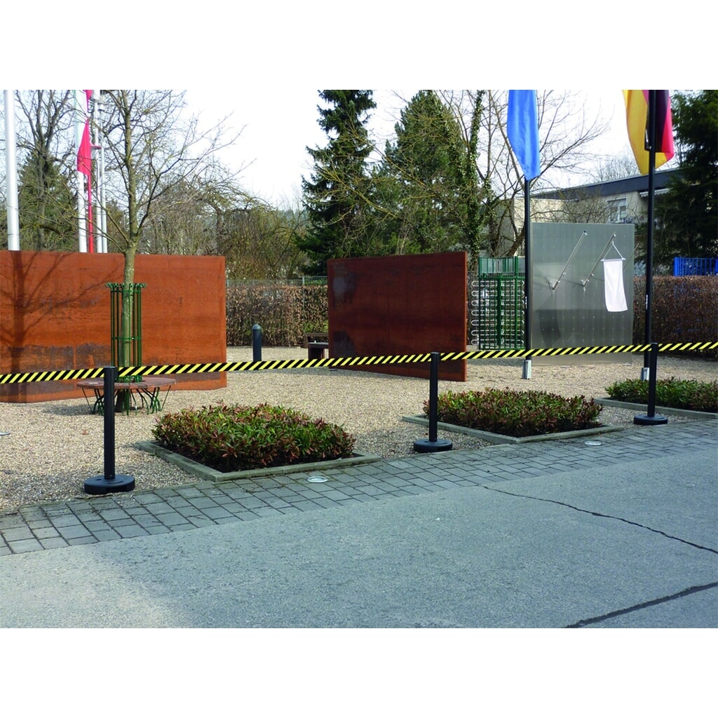 Gurtpfosten Outdoor, Kunststoff, Gurtlänge 3,7 m, Pfosten gelb, Gurt schwarz/gelb Produktabbildung Nr. 2: Gurtpfosten Outdoor, Kunststoff, Gurtlänge 3,7 m, Pfosten gelb, Gurt schwarz/gelb