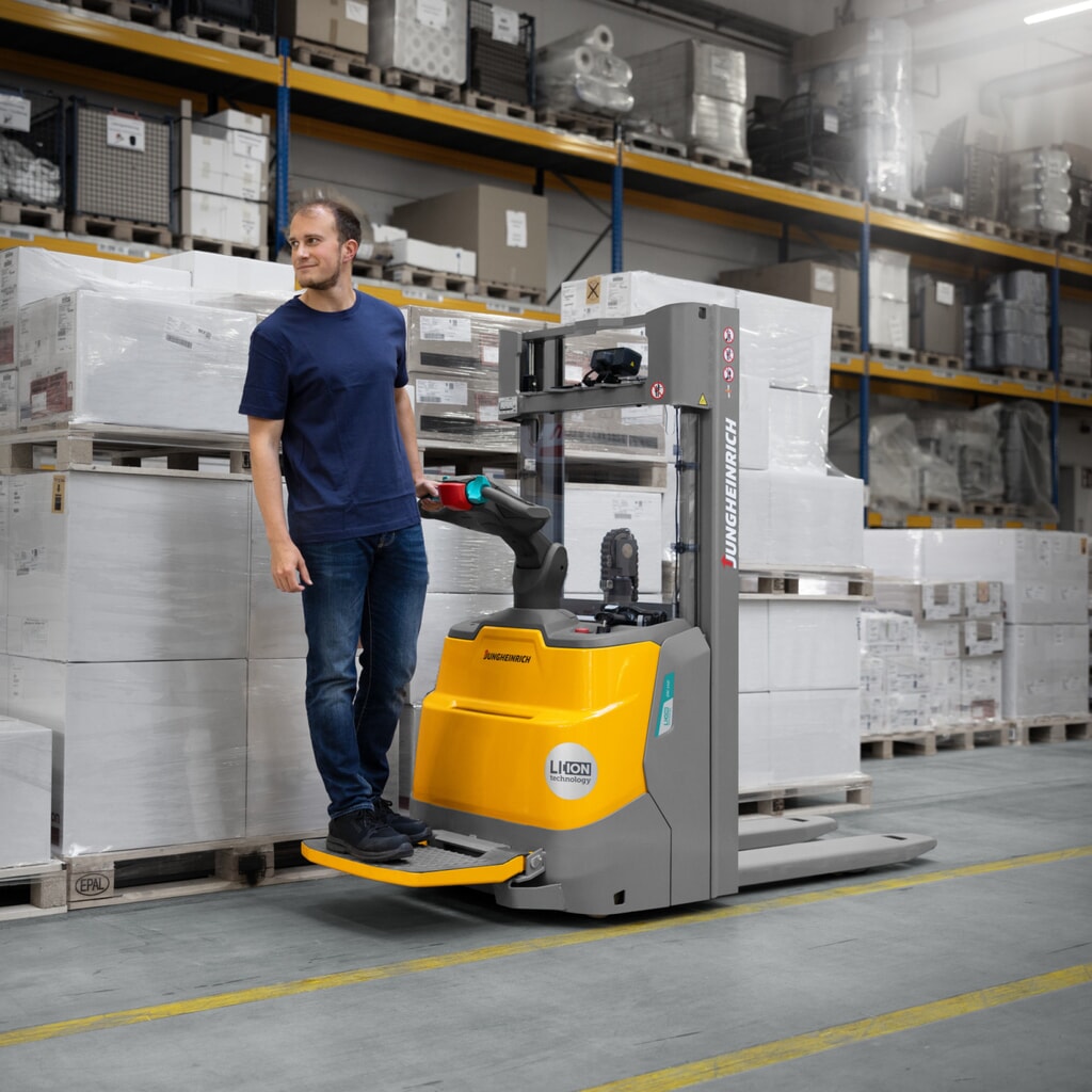 Produktabbildung Nr. 17: Jungheinrich Elektro-Hochhubwagen ERC 110i DZ mit Standplattform, Dreifach-Teleskop-Hubgerüst, Hubhöhe 4.300 mm, Tragfähigkeit 1.000 kg, Proportionalhydraulik