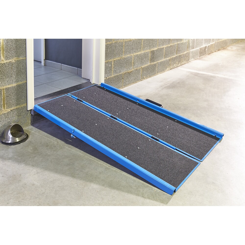 Produktabbildung Nr. 3: MOTTEZ Klappbare Auffahrrampe, rutschsicherer Belag, Tragkraft 450 kg, LxB 1.060 x 810 mm