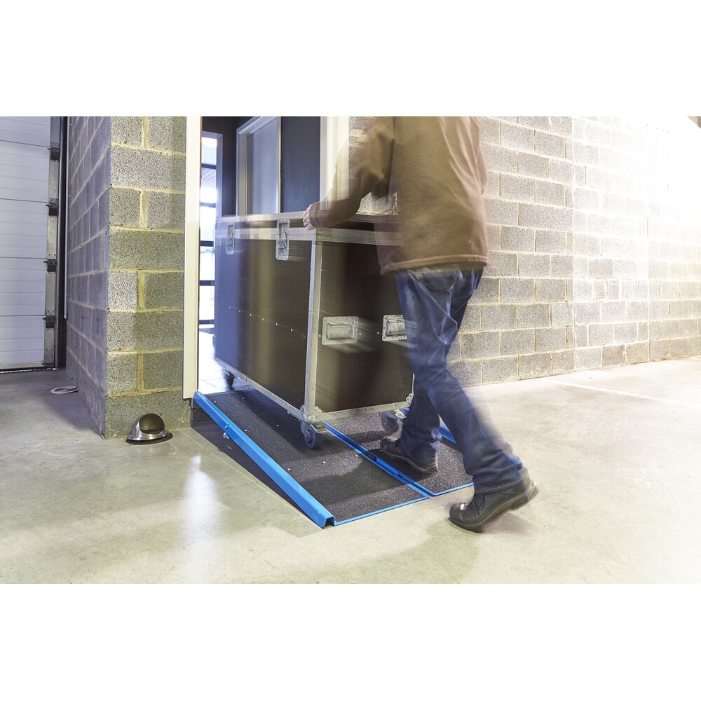 Produktabbildung Nr. 5: MOTTEZ Klappbare Auffahrrampe, rutschsicherer Belag, Tragkraft 450 kg, LxB 1.060 x 810 mm