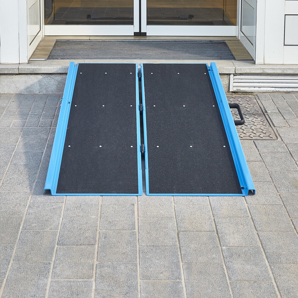 Produktabbildung Nr. 8: MOTTEZ Klappbare Auffahrrampe, rutschsicherer Belag, Tragkraft 450 kg, LxB 1.060 x 810 mm