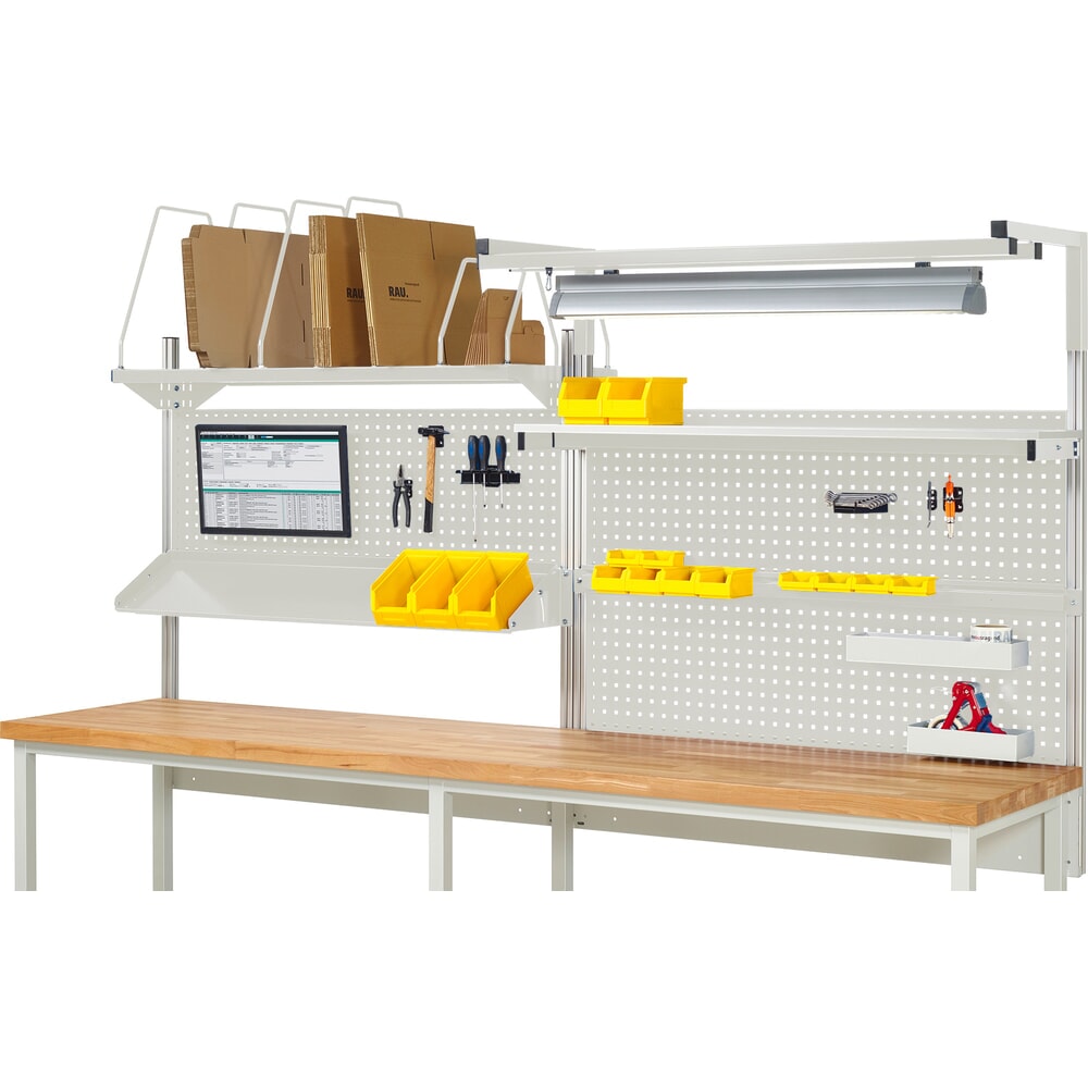 Produktabbildung: RAU Werkbank-Aufbau, HxBxT 1.380 x 3.000 x 3.000 mm, mit 1 Etagenboard, 1 Halteschiene, 1 neigbare Metallablage, 1 Flachbildschirmhalter und 1 Leuchte, Komplettset 06 für Produktbreite 3.000 mm