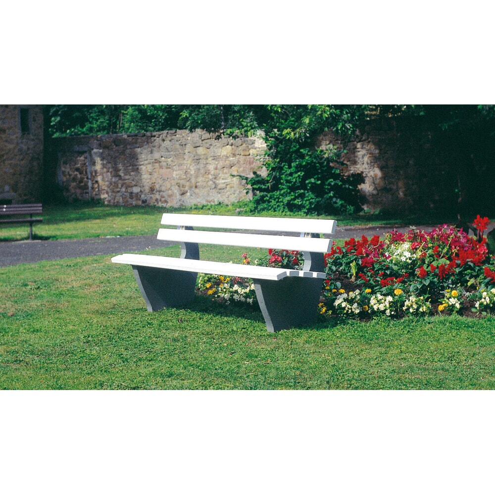 Produktabbildung: Sitzbank Oslo mit Betonfuss, PVC-Latten mit Stahleinlage, hellelfenbein