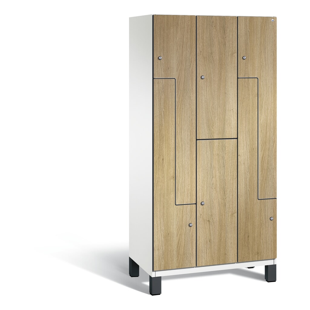 Armoire combinée en Z Cambio C+P, 3 compartiments, largeur des compartiments 300 mm, HxlxP 1 980x900x525 mm, RAL 9016 blanc signalisation, décor chêne Sereno, pieds Illustration du produit: Armoire combinée en Z Cambio C+P, 3 compartiments, largeur des compartiments 300 mm, HxlxP 1 980x900x525 mm, RAL 9016 blanc signalisation, décor chêne Sereno, pieds