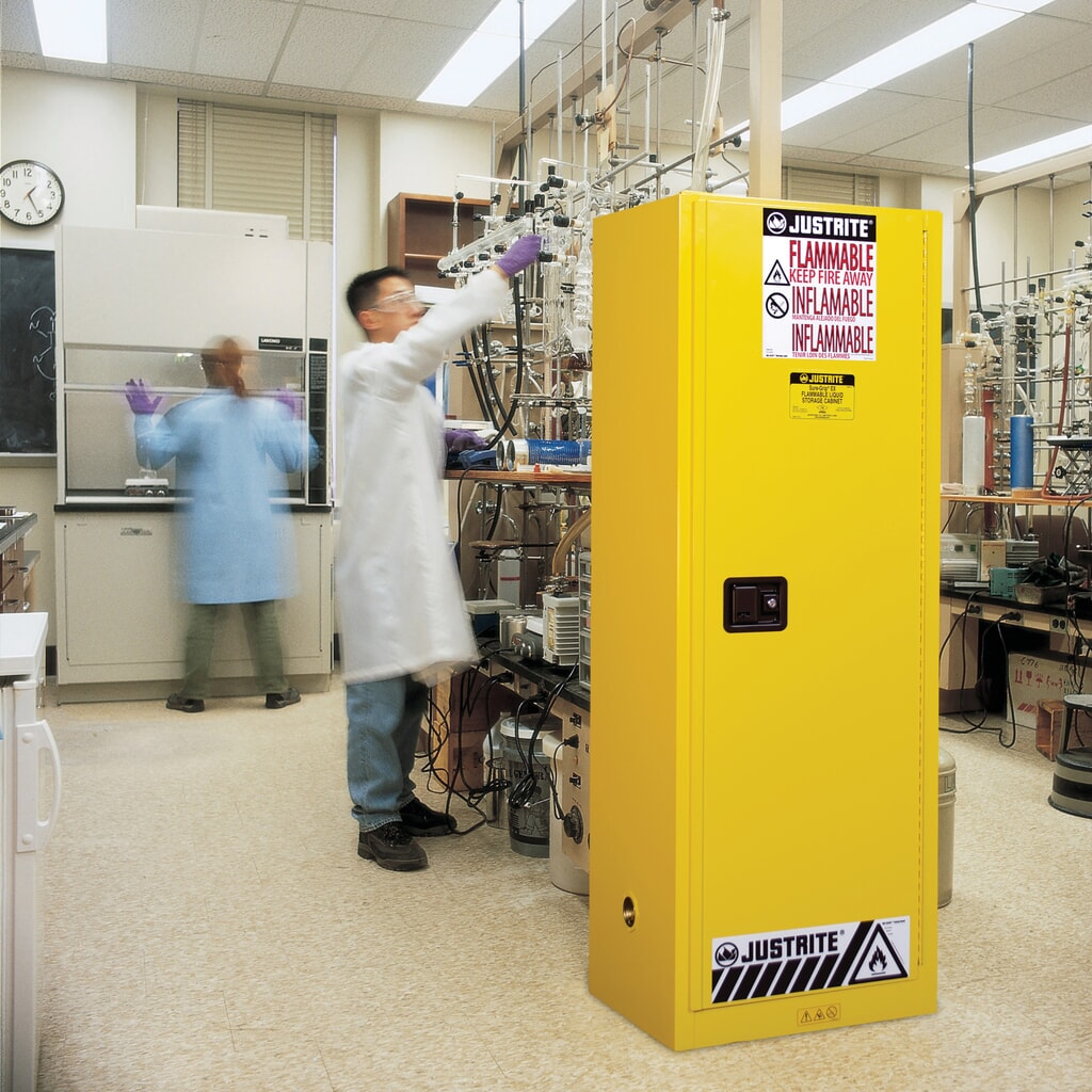 N° de l'image du produit 3 : Armoire coupe-feu Justrite® Slimline Sure-Grip® FM, H x l x P 1 650 x 590 x 460 mm, 3 tablettes, fermeture manuelle