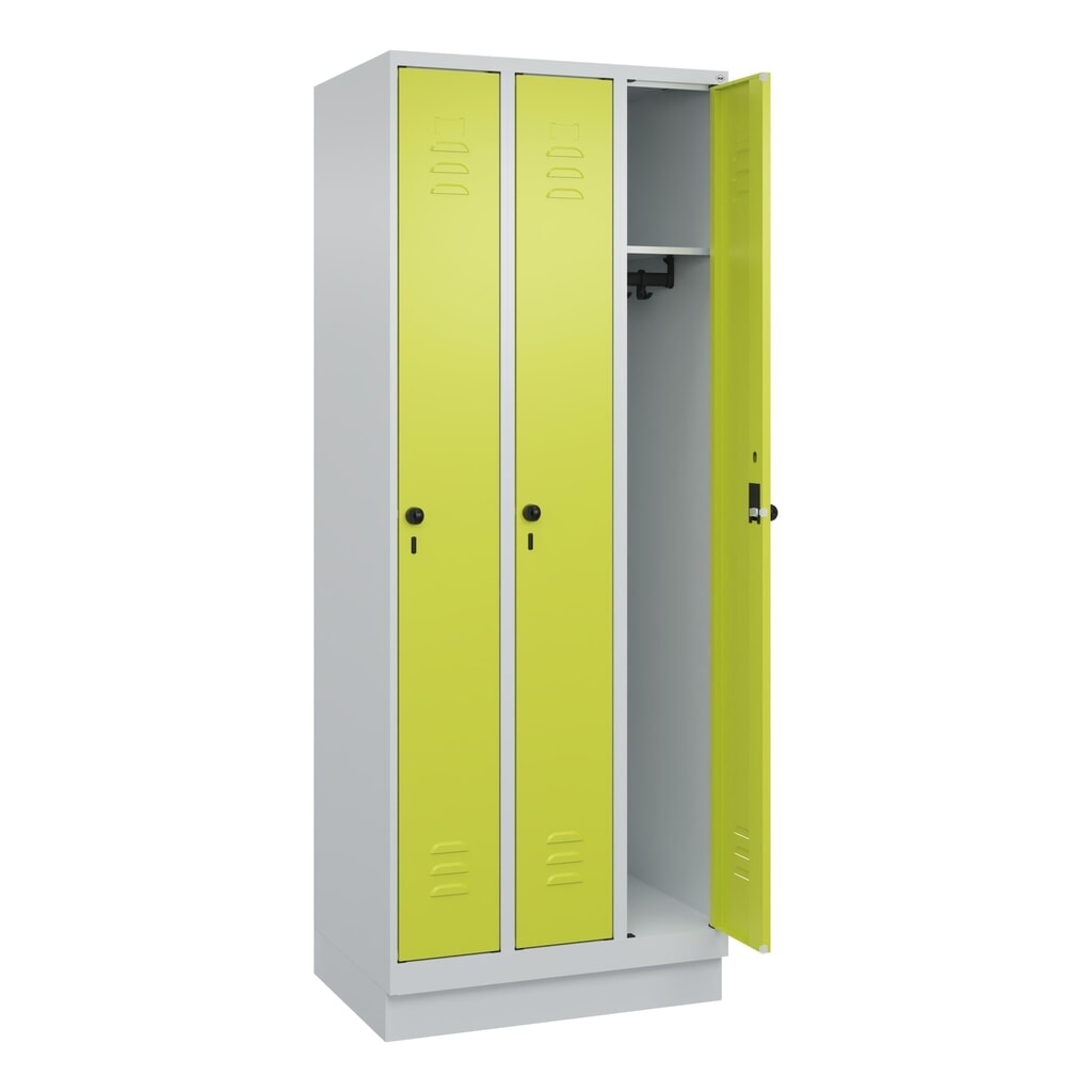 N° de l'image du produit 1 : C+P Spind Classic PLUS, Sockel, 3 Abteile, HxBxT 1.950 x 750 x 500 mm, lichtgrau, clowngrün, für Vorhängeschloss, ohne Mitteltrennwand