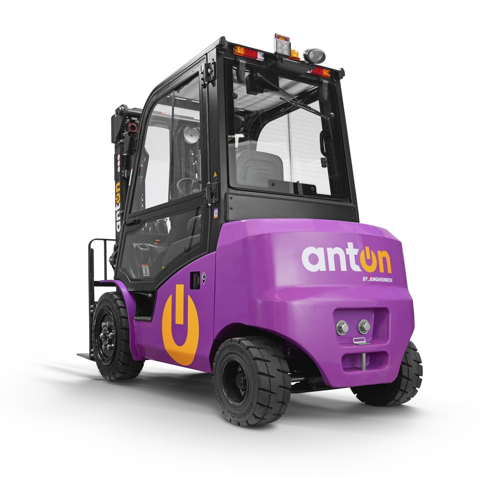 N° de l'image du produit 5 : AntOn by Jungheinrich chariot élévateur électrique CBH 3.0 avec mât télescopique triple, hauteur de levage 4 800 mm, capacité de charge 3 000 kg, cabine intempéries Comfort, y compris chargeur externe 80 V, 60 A, CEE, 5 broches