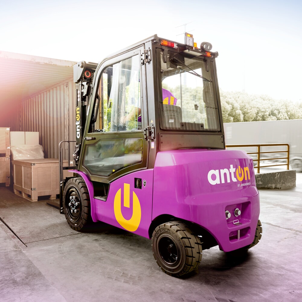 N° de l'image du produit 9 : AntOn by Jungheinrich chariot élévateur électrique CBH 3.0 avec mât télescopique triple, hauteur de levage 4 800 mm, capacité de charge 3 000 kg, cabine intempéries Comfort, y compris chargeur externe 80 V, 60 A, CEE, 5 broches